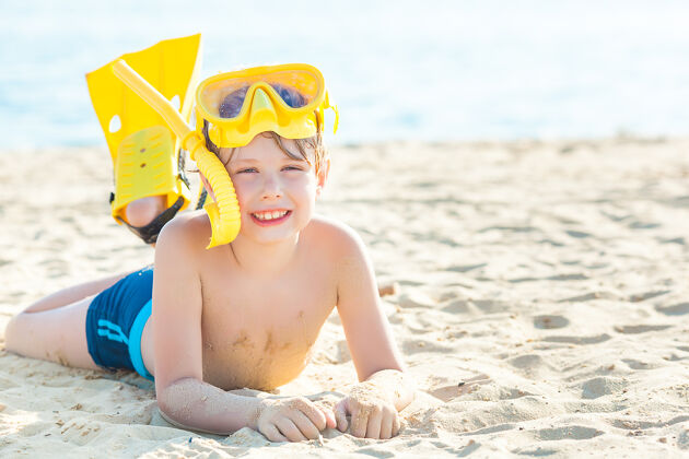 有趣床上可爱的小男孩海滩孩子玩得开心吗海岸线可爱孩子们在水边玩得很开心夏天沙滩男孩