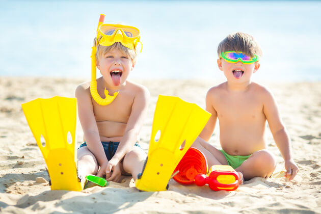 表达两个可爱的小孩在操场上玩耍海滩男孩夏天玩得开心沃尔快乐孩子们海岸乐趣海滩