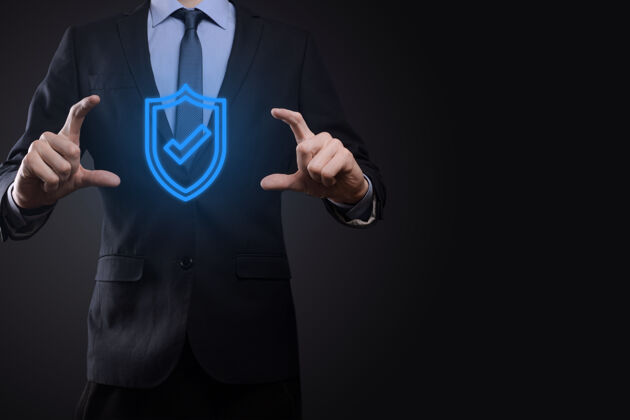 信息保护计算机网络安全的一种方法商人 技术 网络安全和互联网概念-商人在虚拟屏幕上按下屏蔽按钮数据保护警卫计算机保险箱