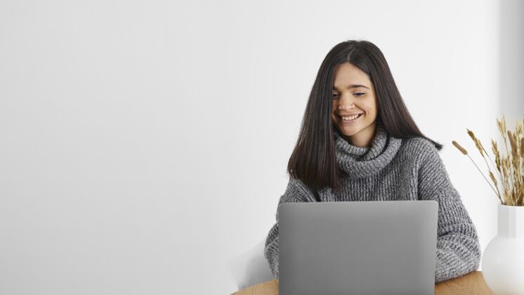 女性在笔记本电脑上工作的女人女人设备笔记本电脑