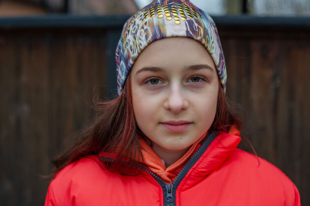 人冬天的女孩衣服女孩10年老年人橙色夹克女孩戴着帽子散步户外模型湖泊