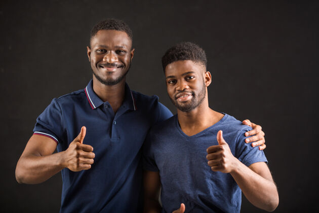 运动员两个穿着黑色背景t恤的英俊的非洲男人微笑黑色成人