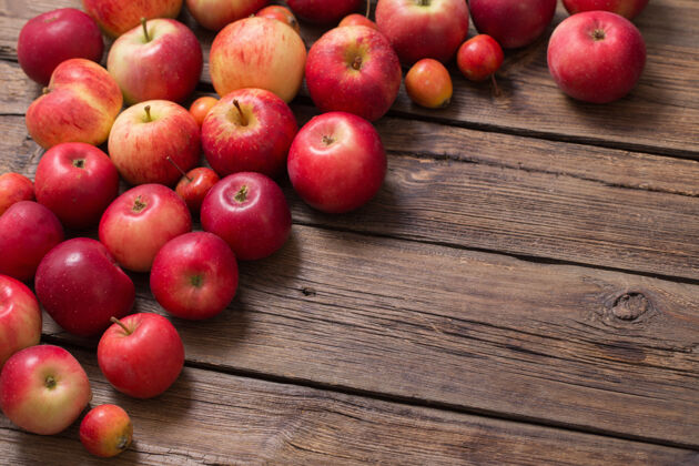团体老木头背景上的红苹果背景饮食成熟