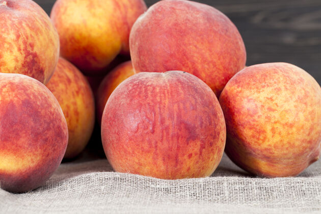 餐巾大量新鲜柔软的桃子放在亚麻桌布上 特写生的素食主义者成熟