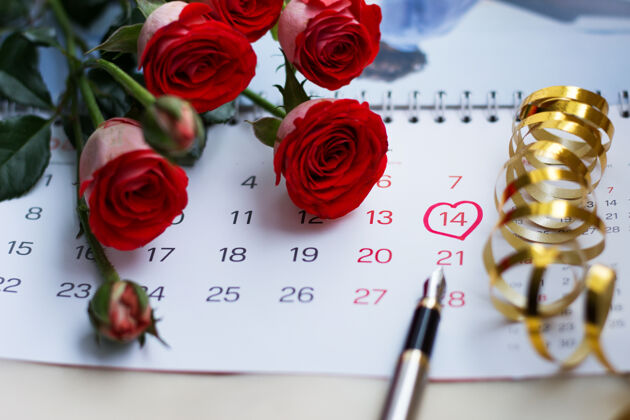 日记红玫瑰躺在日历上 2月14日 情人节玫瑰计划2月14日