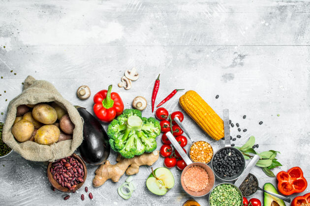 收集健康的食品.分类在木桌上放有机蔬菜水果和豆类蔬菜生的乡村
