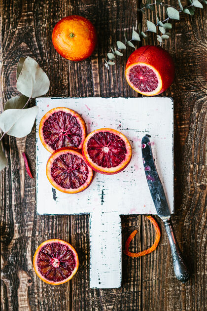 素食木头上的血淋淋的西西里橘子桌面俯视特写 复制空间美味血腥切片