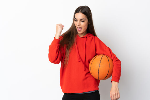 青年一个白人背景的年轻白人女子正在打篮球球黑发骄傲