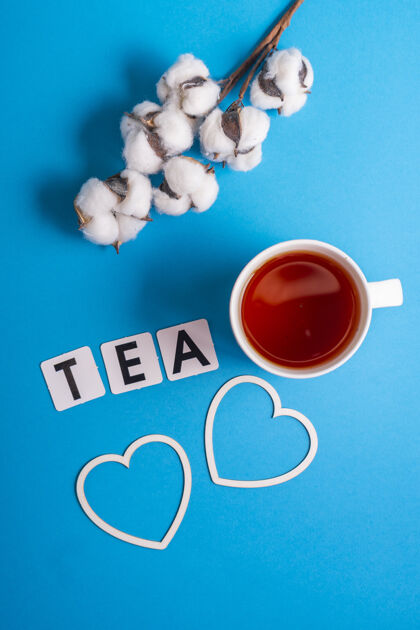 传统选择重点：锡兰红茶在一个白色马克杯上的蓝色普通纸background.copyspace.car纸板英文单词tea中的字母饮料印度植物