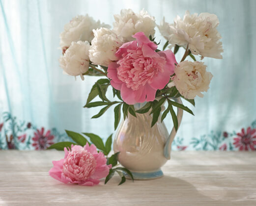 女性白色花瓶里有白色和粉色牡丹的静物画花老式帆布