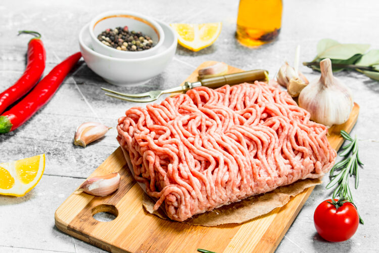 羊肉生牛肉碎配辣椒和香料肉末肉类猪肉