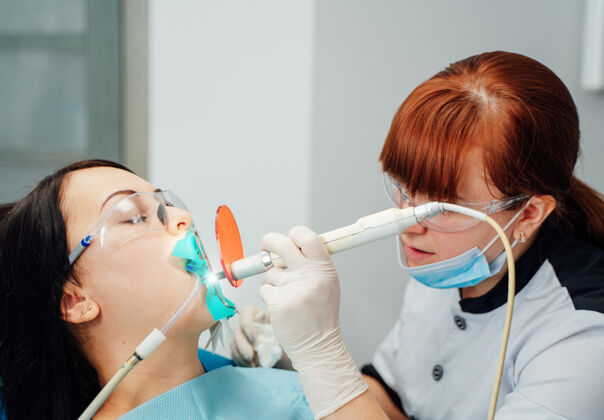 种植女牙医在现代口腔诊所工作牙科医院卫生学