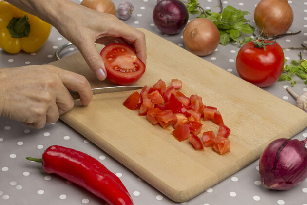 排毒手切西红柿洋葱板桌上放胡椒蒜配料蔬菜大蒜