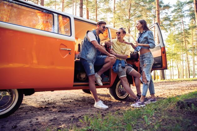 汽车暑假 公路旅行 度假 旅游和人的概念-微笑的年轻嬉皮士朋友玩迷你车户外波西米亚假日
