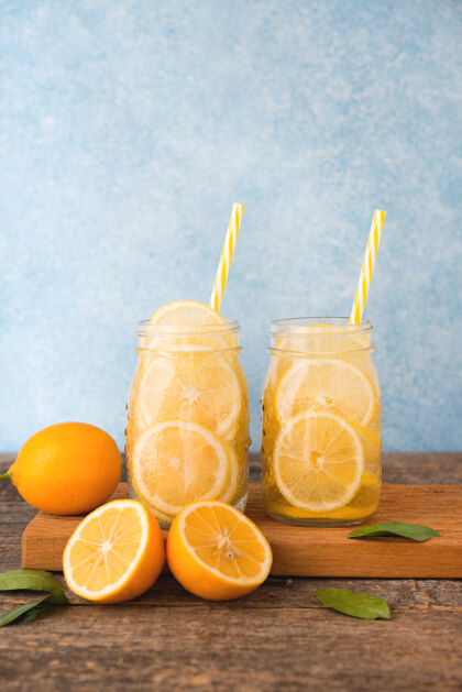 自制自制的柠檬排毒水在玻璃罐里苏打水输液非酒精
