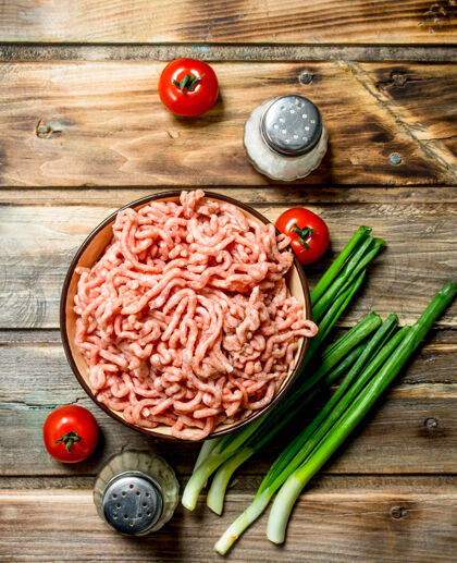 羊肉生的碎牛肉放在一个碗里 里面有西红柿和葱小牛肉生的牛肉