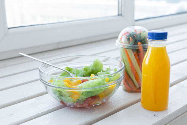 沙拉一碗蔬菜沙拉 生蔬菜和一瓶橙子果汁.重量减肥 节食和减肥烹饪体重新鲜