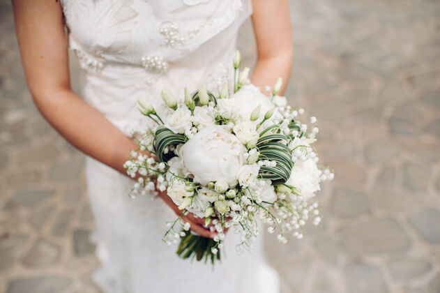 花婚礼花束与牡丹在新娘的手中下早上好新娘的名字婚礼自然组成