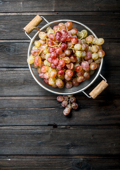 新鲜把白葡萄放在平底锅里甜点收获葡萄