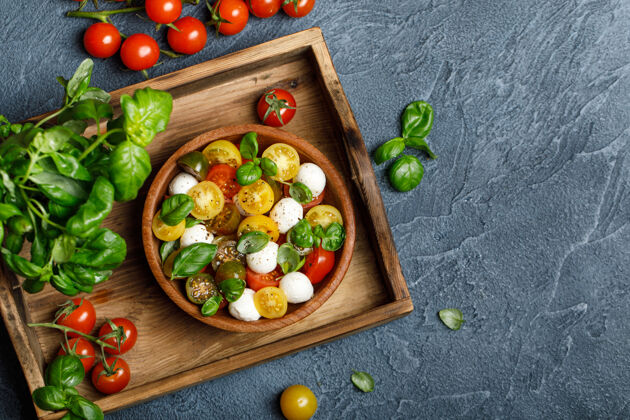 蔬菜意大利卡普里斯色拉配番茄片 马苏里拉奶酪 罗勒 橄榄油意大利碗食物健康饮食罗勒维生素
