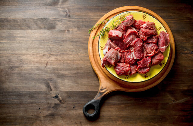 营养在一碗百里香里切生牛肉烹饪牛肉小牛肉