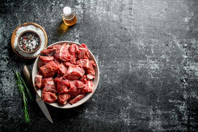 切用刀 迷迭香 油和调味料在碗里切生牛肉烹饪牛腰肉厨房