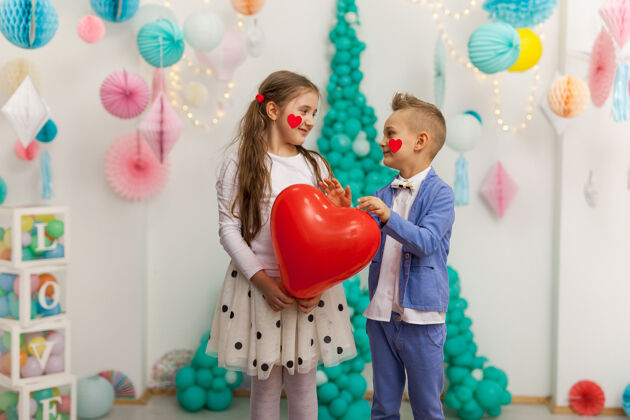 情人节一对红心可爱的孩子气球情人节 sdayandloveconcept 摄影棚拍摄人微笑心