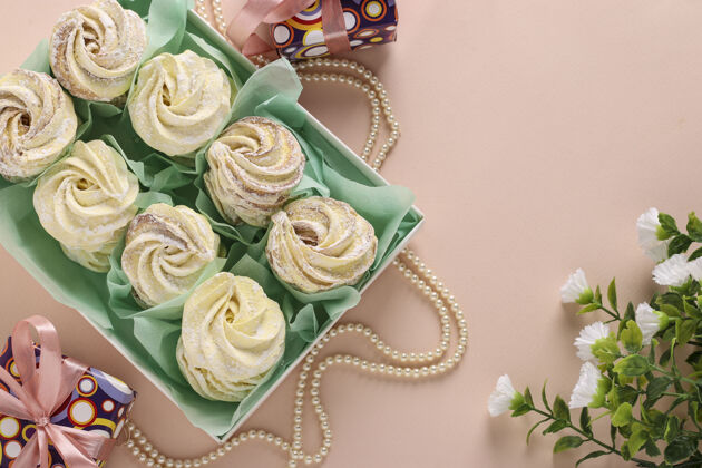 礼物自制的西风或棉花糖在一个粉红色的盒子表面 水平方向 顶视图面包房甜点粉彩