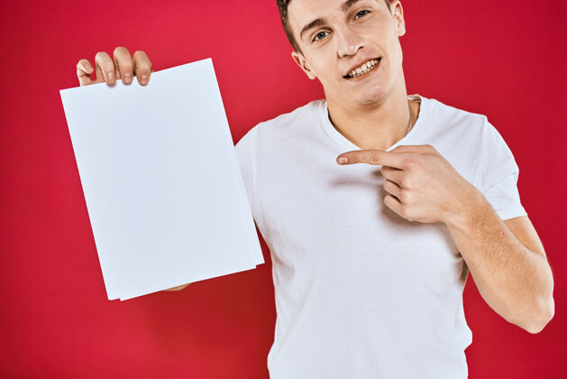 成人情绪激动的男人拿着一张纸复印空间t恤红色成功办公室展示