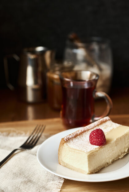 覆盆子在白色盘子上切一片美味的芝士蛋糕 纽约风格的经典芝士蛋糕经典美味碎片