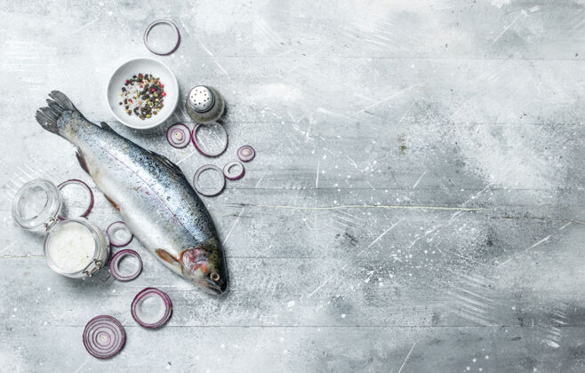 营养生鱼三文鱼配香料和红洋葱圈饮食食物膳食