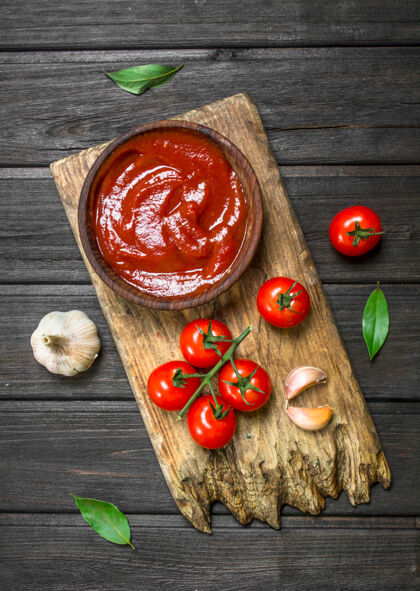红色番茄酱放在砧板上的碗里素食酱汁营养