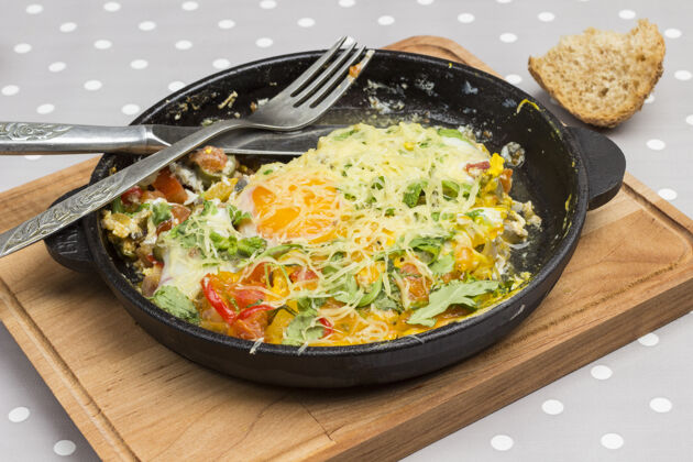 干净自制食物 刀叉 桌上的橄榄奶酪磨碎器有机食物有机营养