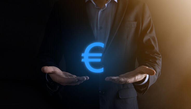 成功商人在深色的墙上挂着欧元或欧元的货币图标越来越多的商业投资和金融货币概念投资商人交换