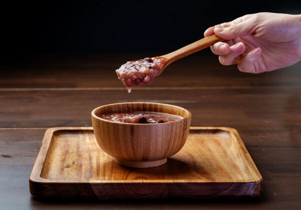 砧板中国人食物美味八宝粥上桌了汤匙补品谷物