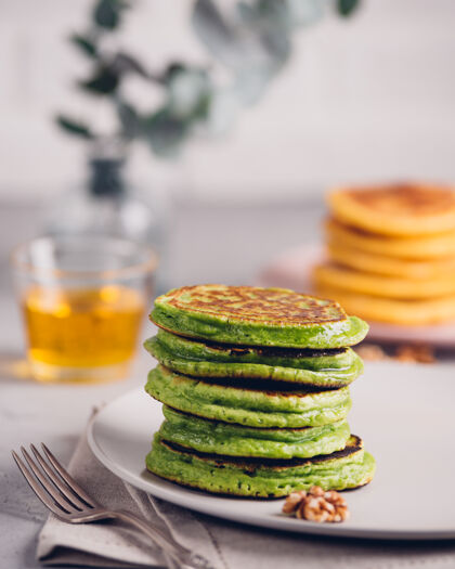 早餐绿煎饼配抹茶或菠菜 蜂蜜和红葡萄烘焙素食者健康