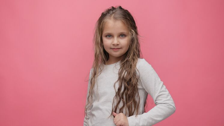 童年粉红色的小女孩的特写肖像背景可爱卷发女孩微笑着 看着镜头女孩可爱小