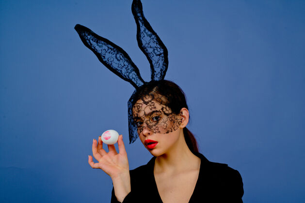 唇膏复活节唇膏吻印蛋时尚戴着复活节彩蛋的兔子耳朵的女人可爱舌头吻