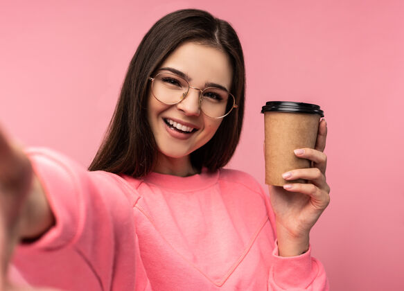 咖啡戴眼镜的美女捧着咖啡自拍的照片肖像颜色头发