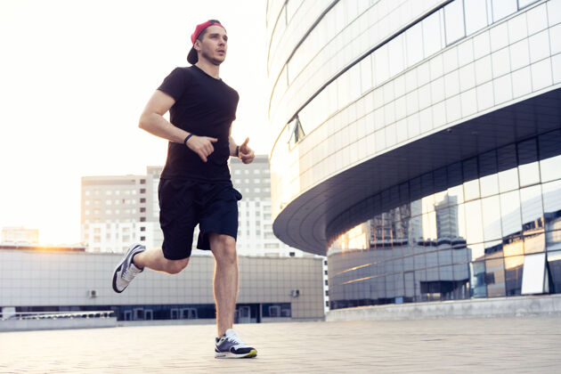 街道适合户外跑步的运动员健康运动年轻人跑衣服训练追求