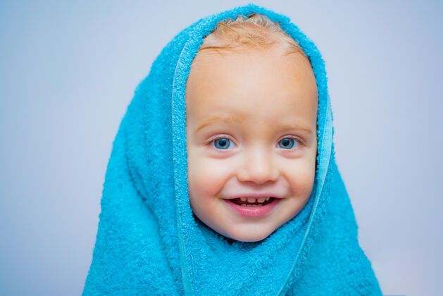 卫生微笑美丽的婴儿沐浴在浴室里家小婴儿在浴室里用泡泡洗澡帽子快乐浴室时间宝贝蓝眼睛头发笑身体