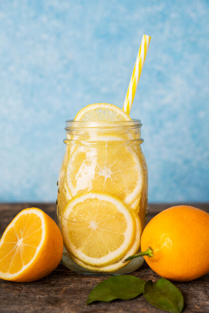 灌注水自制的柠檬排毒水在玻璃罐里切片排毒食品