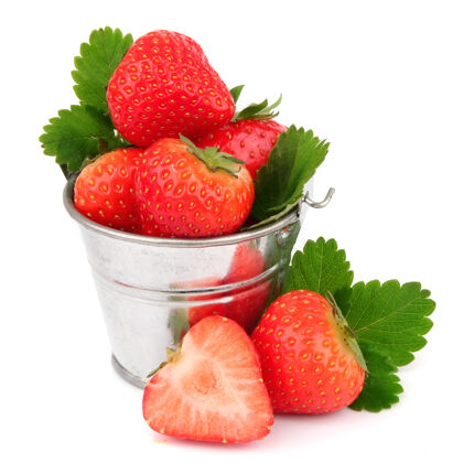 美味在白色背景的桶上放上新鲜的草莓新鲜减肥草莓