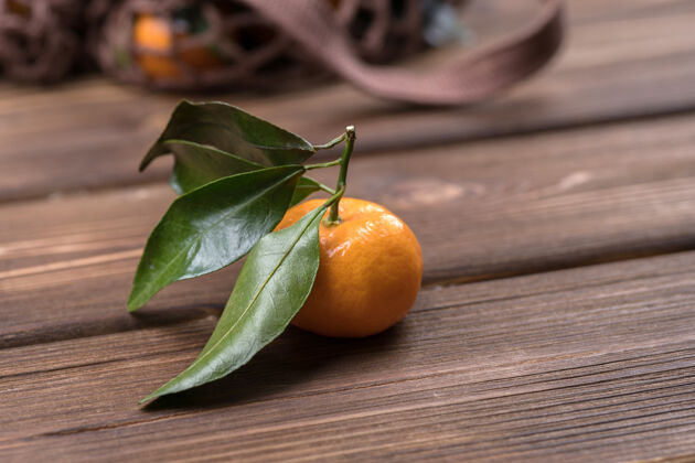 水果棕色木头上橘子特写镜头的旋转背景成熟水果克莱门汀柑橘饮食