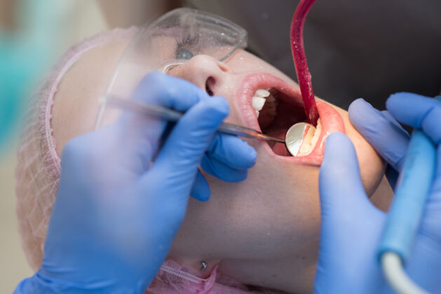 牙医一位女病人在牙科诊所的特写肖像诊所那里是治疗办公室各种牙科疾病的专用设备治疗牙套嘴唇
