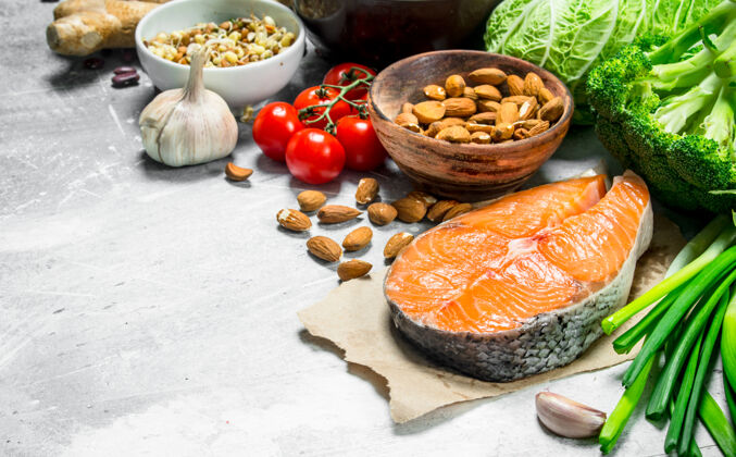 饮食有机食品.生的三文鱼配健康食品肉健康概念