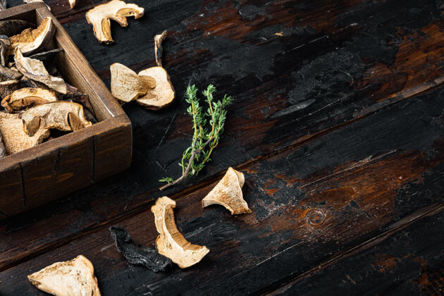 烹饪野生有机干香菇套装 放在古老的深色木桌上健康野生木桌