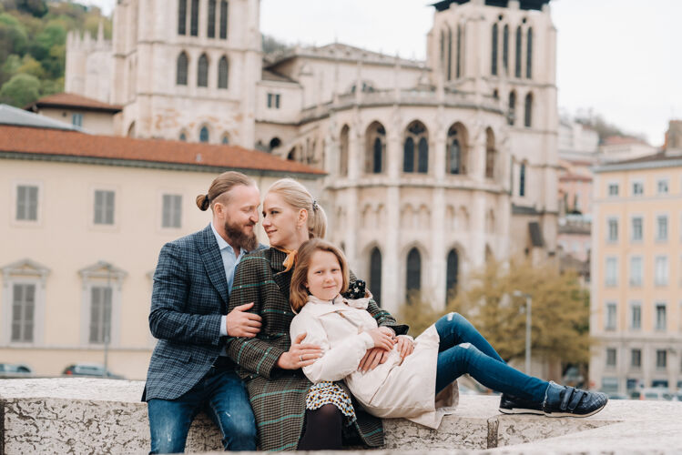 法国一个美丽的家庭在巴黎的老里昂漫步法国家庭法国老城之旅人孤独户外