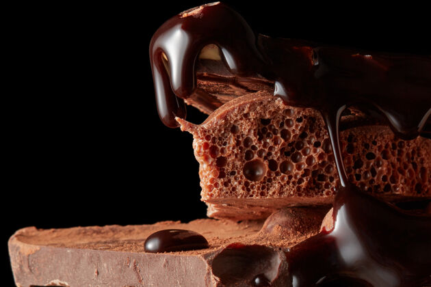 可可把巧克力糖浆倒在黑巧克力上甜点卡路里表面
