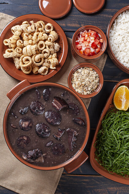 传统典型的巴西菜叫feijoada.制造配黑豆 猪肉和土豆香肠.上衣查看菜肴绿色巴西菜